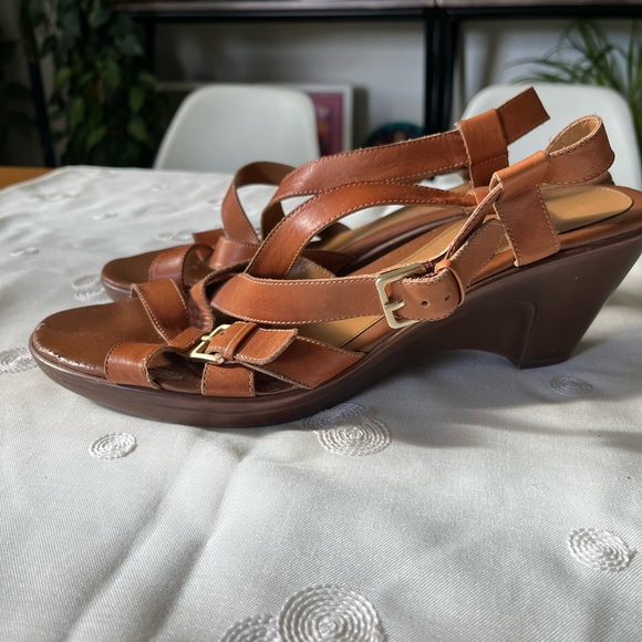 EASY SPIRIT TAN SANDALS WITH A BIT OF PLATFORM. Size 12. - Picture 2 of 5